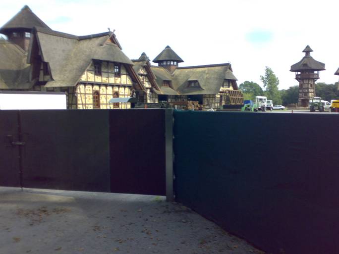 Verdecktes und kleines Haus am Wegesrand. R1  bei Warendorf