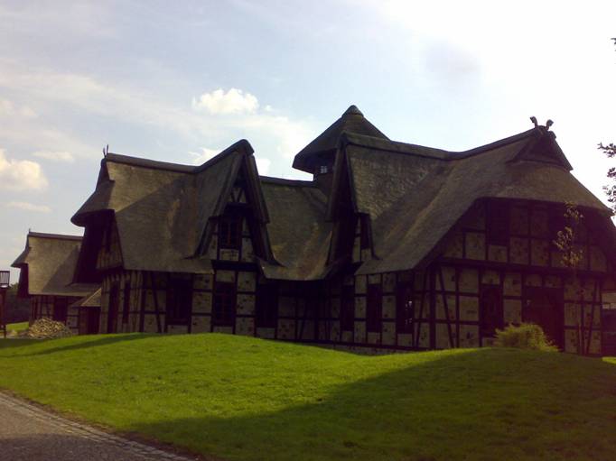 Verdecktes und kleines Haus am Wegesrand. R1  bei Warendorf